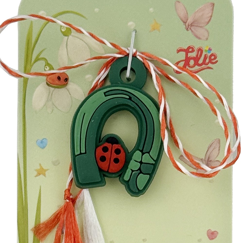 Martisor pentru Copii, Jolie, Model POTCOAVA cu BUBURUZA, din Cauciuc, cu Snur Impletit Alb/Rosu, Ambalaj Carton cu Design, Verde inchis