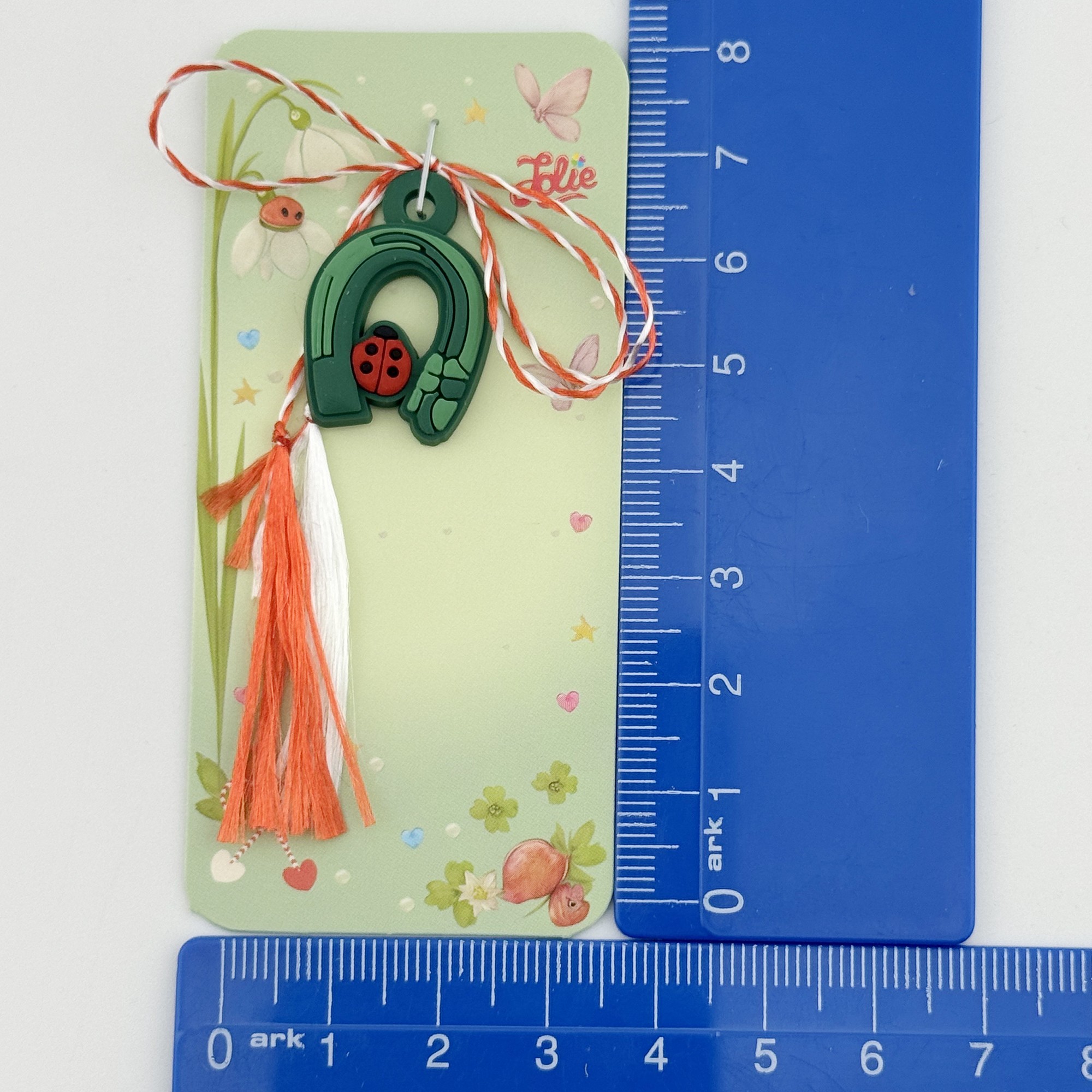 Martisor pentru Copii, Jolie, Model POTCOAVA cu BUBURUZA, din Cauciuc, cu Snur Impletit Alb/Rosu, Ambalaj Carton cu Design, Verde inchis