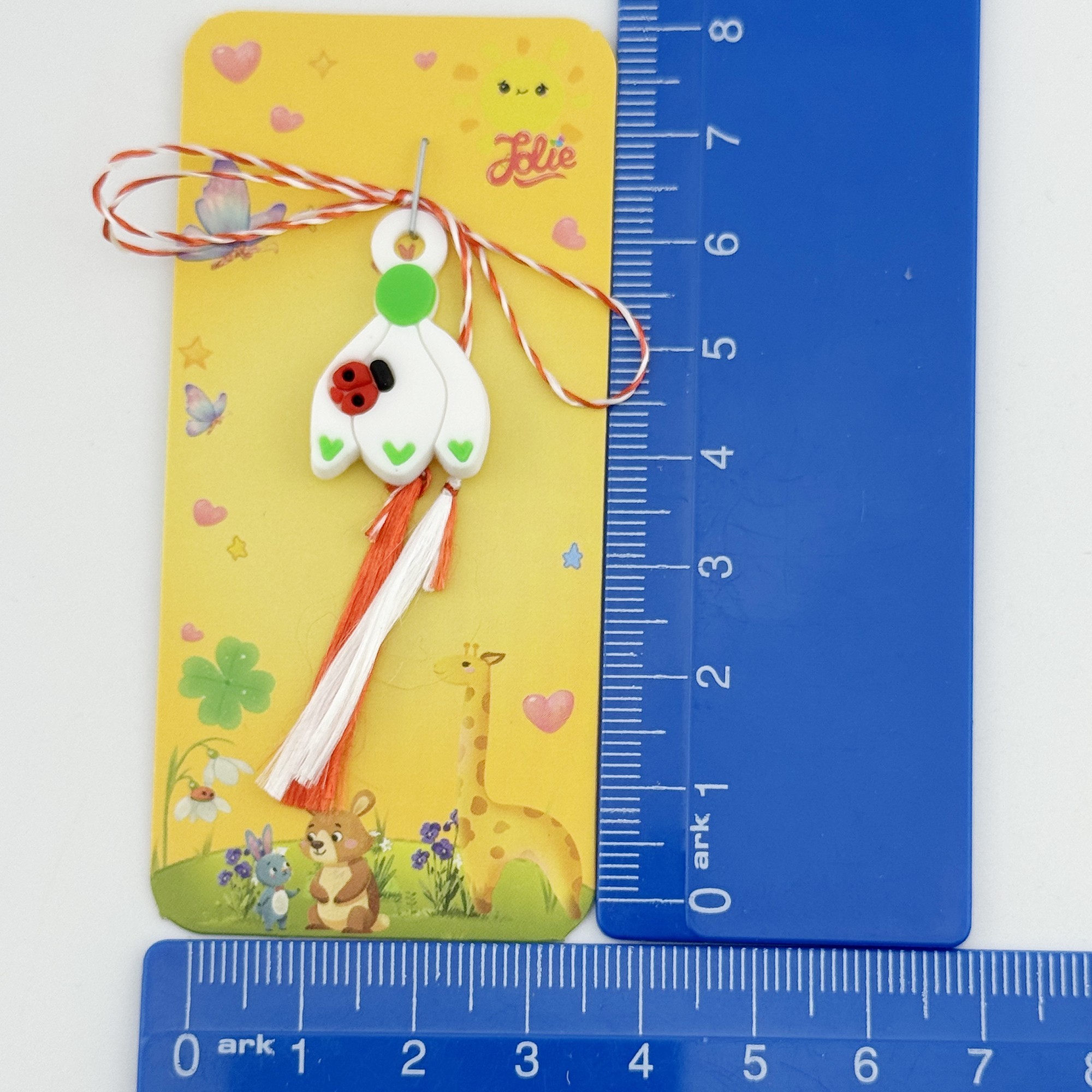 Martisor pentru Copii, Jolie, Model GHIOCEL cu BUBURUZA, din Cauciuc, cu Snur Impletit Alb/Rosu, Ambalaj Carton cu Design, Alb