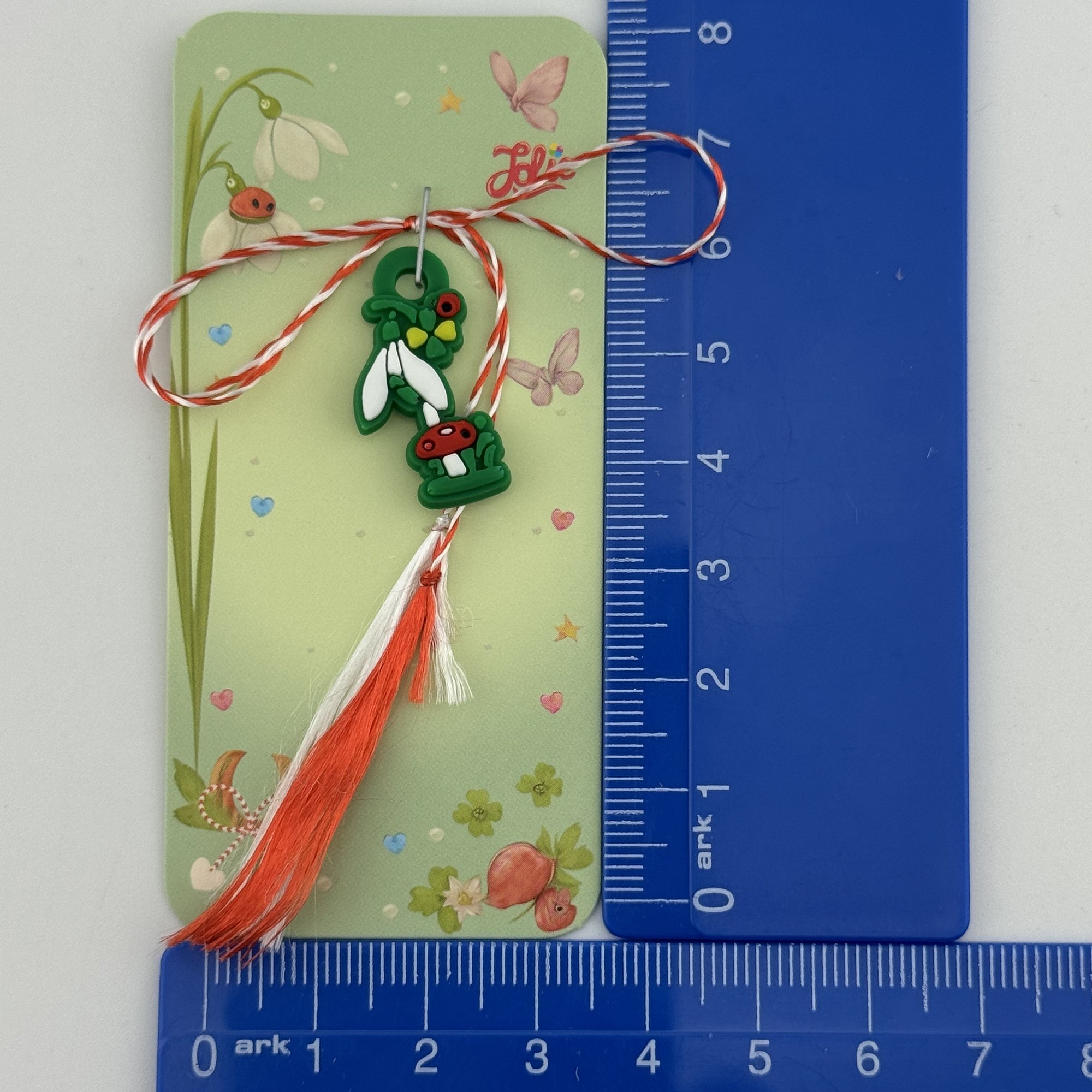 Martisor pentru Copii, Jolie, Model GHIOCEL cu TRIFOI, din Cauciuc, cu Snur Impletit Alb/Rosu, Ambalaj Carton cu Design, Verde