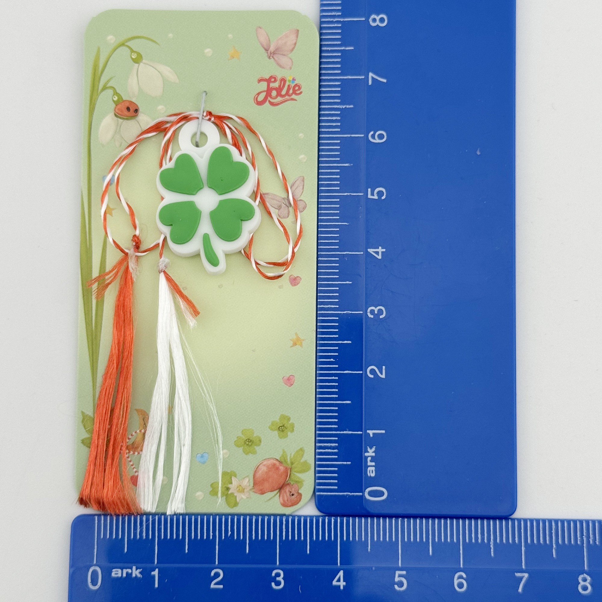 Martisor pentru Copii, Jolie, Model TRIFOI, din Cauciuc, cu Snur Impletit Alb/Rosu, Ambalaj Carton cu Design, Alb/Verde