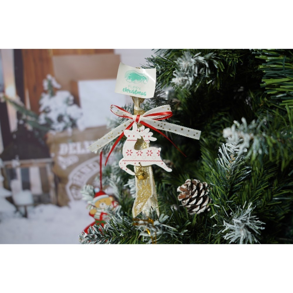 Set brad artificial de Craciun si elemente decorative, nins, decorat cu conuri pin, pentru perete/colt, inaltime 210 cm, diametru 149 cm, 1224 ramuri, Flippy, verde, suport metalic inclus