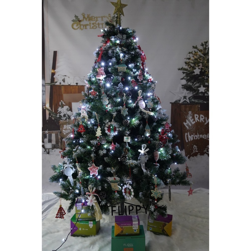 Set brad artificial de Craciun si elemente decorative, nins, decorat cu conuri pin, pentru perete/colt, inaltime 210 cm, diametru 149 cm, 1224 ramuri, Flippy, verde, suport metalic inclus