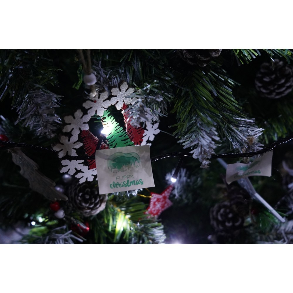 Set brad artificial de Craciun si elemente decorative, nins, decorat cu conuri pin, pentru perete/colt, inaltime 210 cm, diametru 149 cm, 1224 ramuri, Flippy, verde, suport metalic inclus
