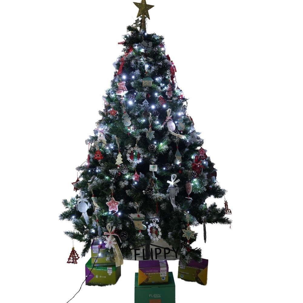 Set brad artificial de Craciun si elemente decorative, nins, decorat cu conuri pin, pentru perete/colt, inaltime 210 cm, diametru 149 cm, 1224 ramuri, Flippy, verde, suport metalic inclus