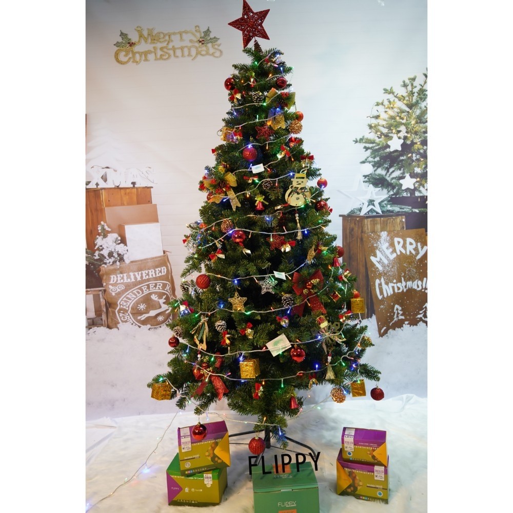 Set brad artificial de Craciun si elemente decorative, nins, decorat cu conuri pin, pentru interior/exterior, inaltime 210 cm, diametru 131 cm, 630 ramuri, Flippy, alb/verde, suport metalic inclus
