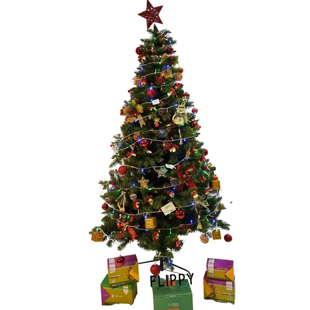 Set brad artificial de Craciun si elemente decorative, nins, decorat cu conuri pin, pentru interior/exterior, inaltime 210 cm, diametru 131 cm, 630 ramuri, Flippy, alb/verde, suport metalic inclus