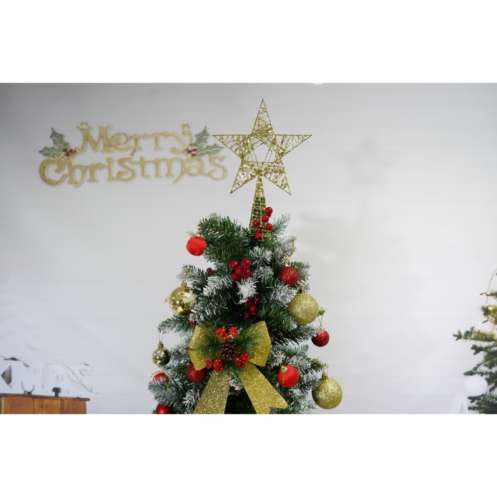 Set brad artificial de Craciun si elemente decorative, nins, decorat cu conuri pin rosii, inaltime 210 cm, diametru 106 cm, 643 ramuri, Flippy, verde, suport metalic inclus