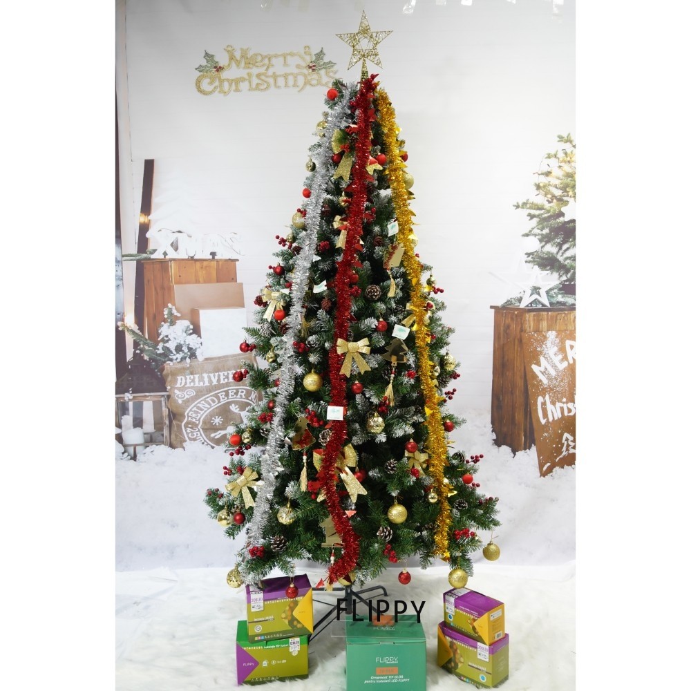 Set brad artificial de Craciun si elemente decorative, nins, decorat cu conuri pin rosii, inaltime 210 cm, diametru 106 cm, 643 ramuri, Flippy, verde, suport metalic inclus