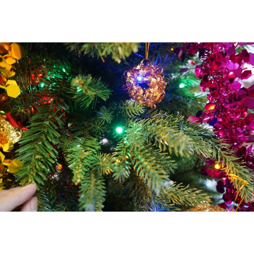 Set brad artificial de Craciun si elemente decorative, Becuri led incluse in ramuri, pentru interior/exterior, inaltime 180 cm, diametru 128 cm, 1246 ramuri, Flippy, verde, suport metalic inclus