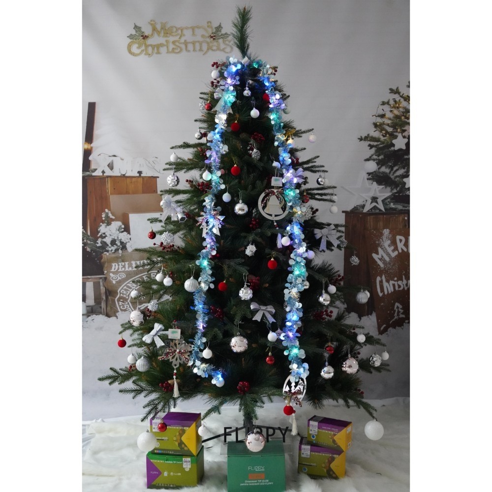 Set brad artificial de Craciun si elemente decorative, decorat cu conuri pin rosii, pentru interior/exterior, inaltime 210 cm, diametru 142 cm, 767 ramuri, Flippy, verde, suport metalic inclus