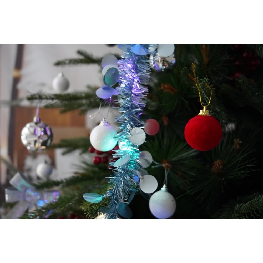 Set brad artificial de Craciun si elemente decorative, decorat cu conuri pin rosii, pentru interior/exterior, inaltime 210 cm, diametru 142 cm, 767 ramuri, Flippy, verde, suport metalic inclus